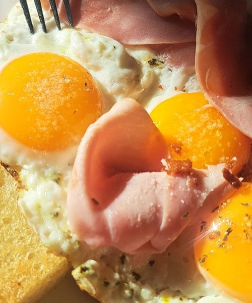 Kdaj soliti jajca na oko? Najbolje šele na krožniku, in to samo rumenjak