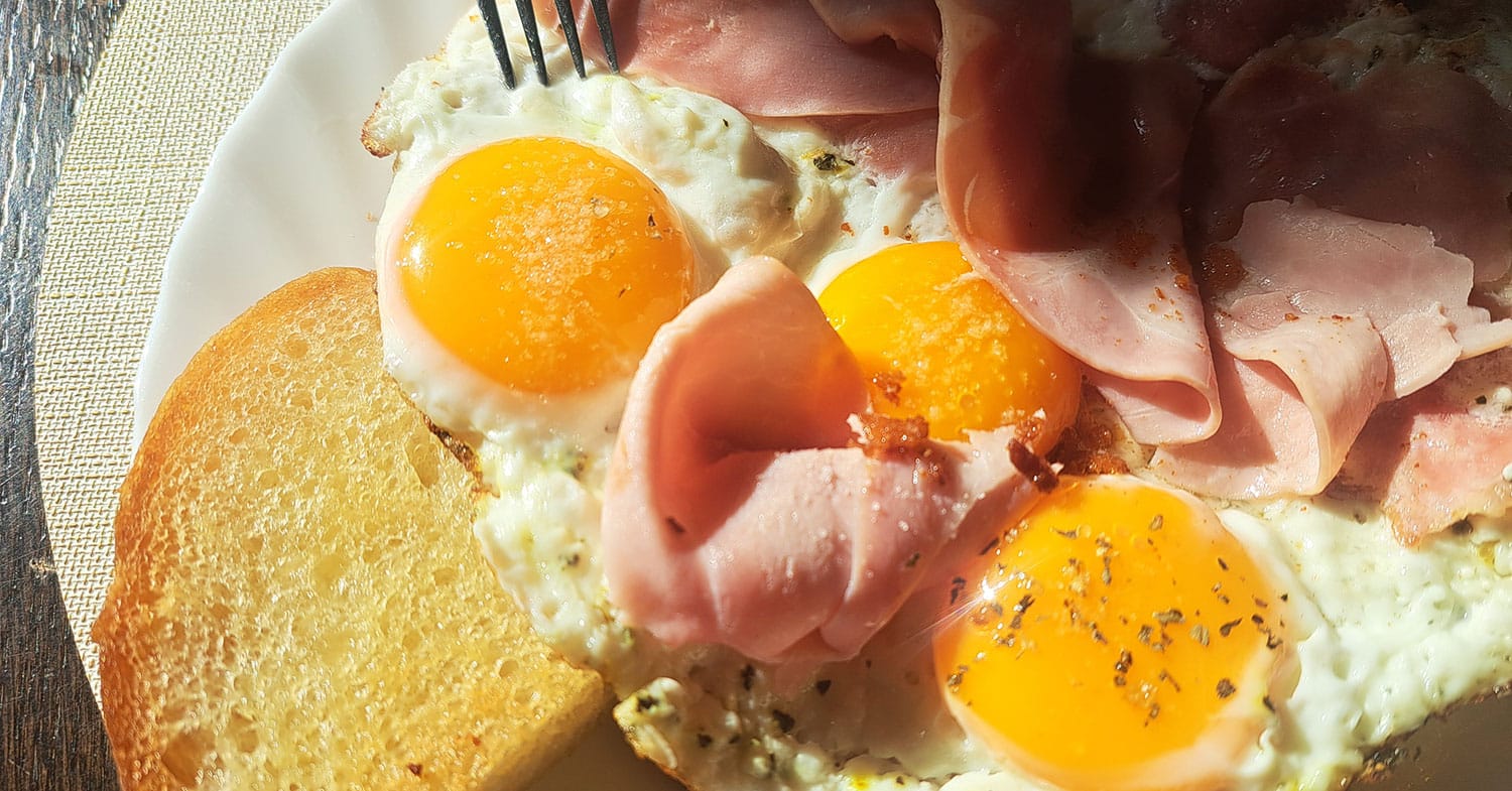Kdaj soliti jajca na oko? Najbolje šele na krožniku, in to samo rumenjak
