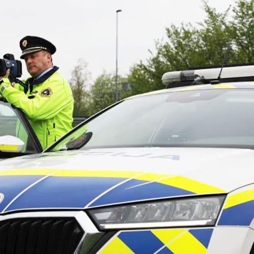 Policija poostreno nadzira voznike, v ospredju bodo mobilni telefoni