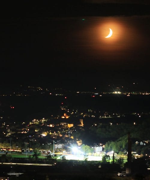 Ste opazili, da Sonce in Luna v teh dneh zahajata skoraj skupaj? Razlog je v Luninem položaju