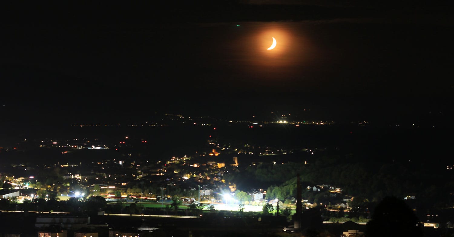 Ste opazili, da Sonce in Luna v teh dneh zahajata skoraj skupaj? Razlog je v Luninem položaju