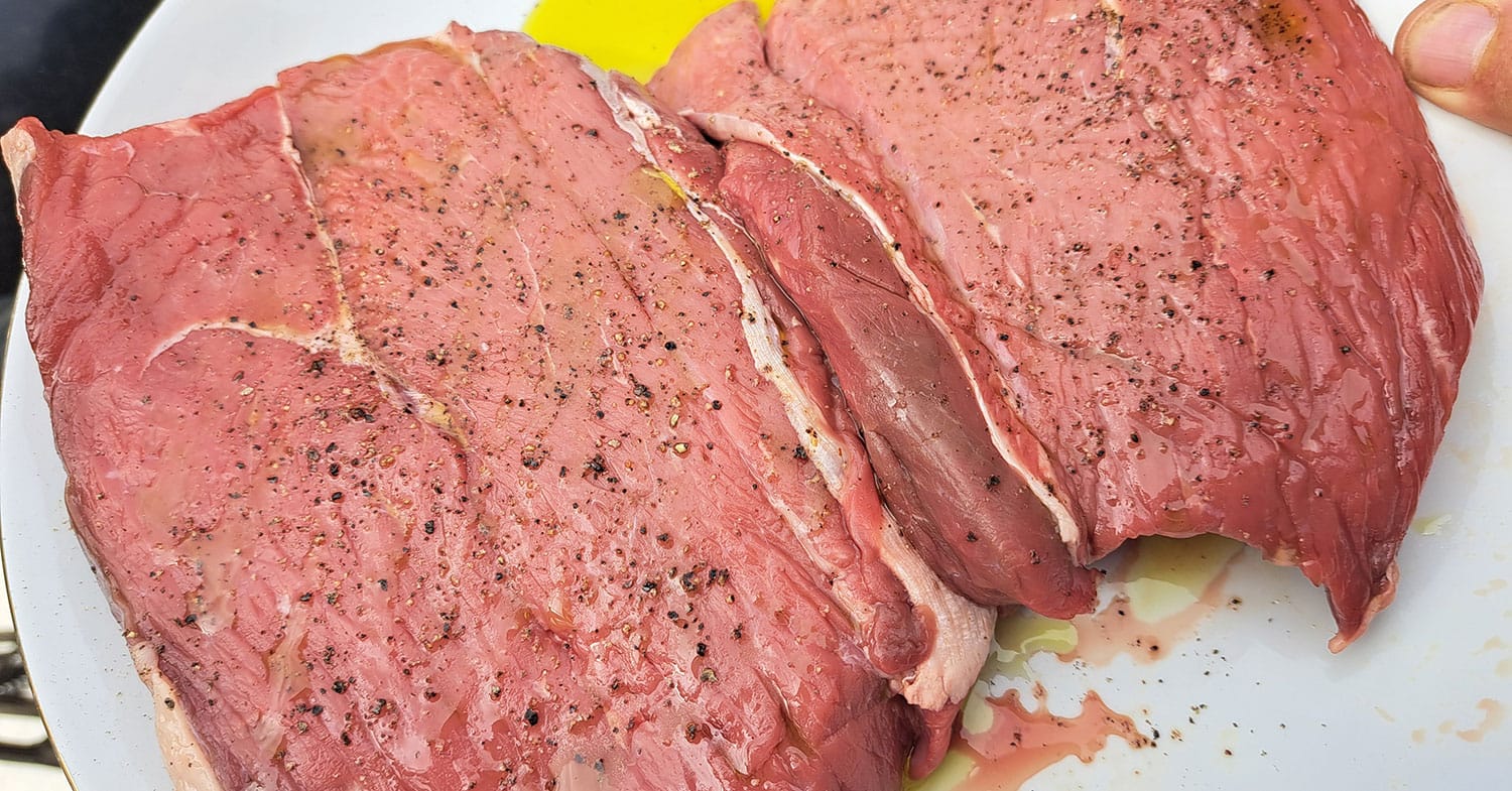 Štiri marinade za meso, ki jih je vredno poznati: Od klasične do medeno-gorčične