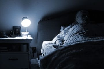 Vstanete ponoči in se odpravite v kopalnico? Tri nevarnosti starejši pogosto spregledajo