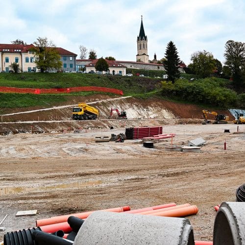 Na Loki v Novem mestu nastaja nov amfiteater, prihodnje leto še igrišča