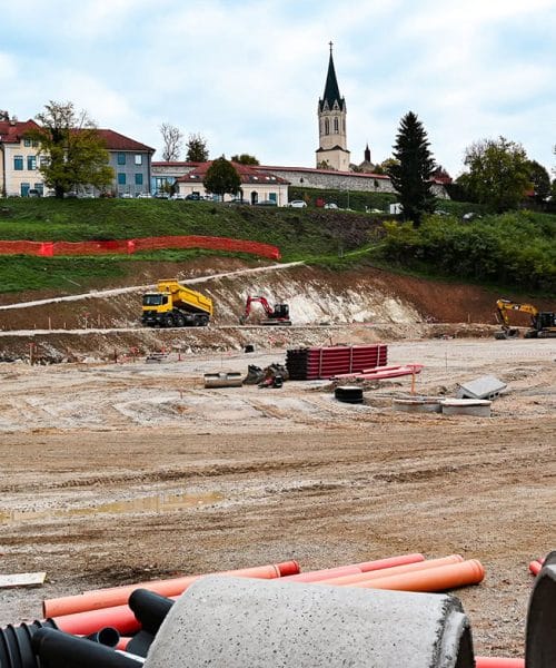 Na Loki v Novem mestu nastaja nov amfiteater, prihodnje leto še igrišča