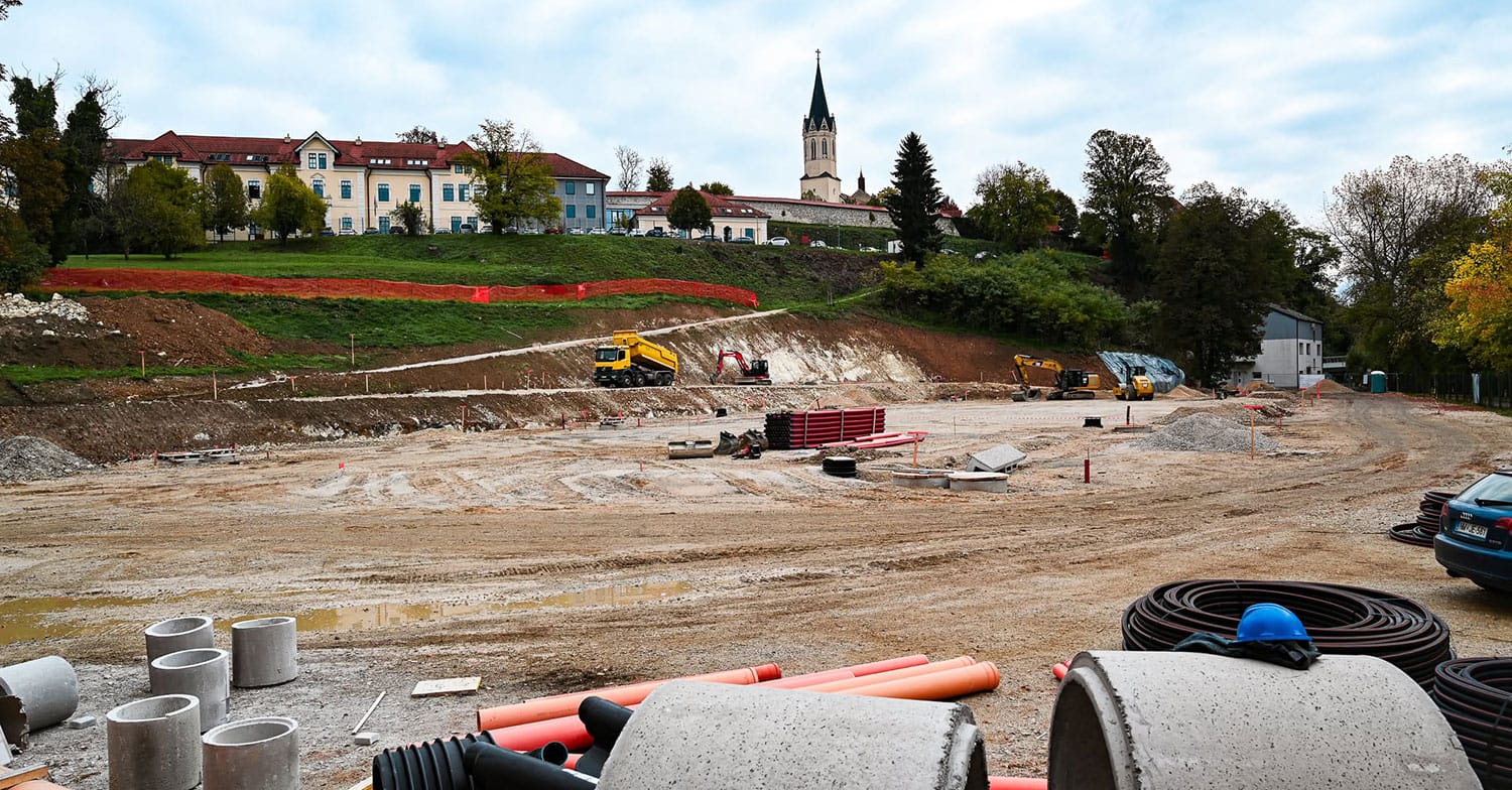 Na Loki v Novem mestu nastaja nov amfiteater, prihodnje leto še igrišča