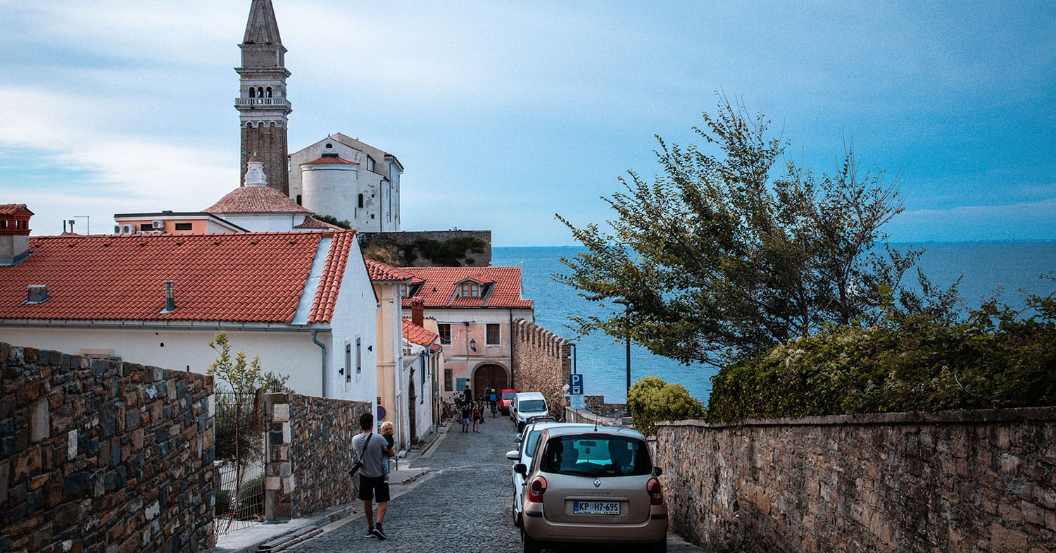 Živite v Kopru ali ob morju? Za zimsko opremo veljajo drugačna pravila kot drugod