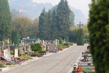 Na pokopališče pred 1. novembrom – kako se izogniti gneči in varneje potovati?