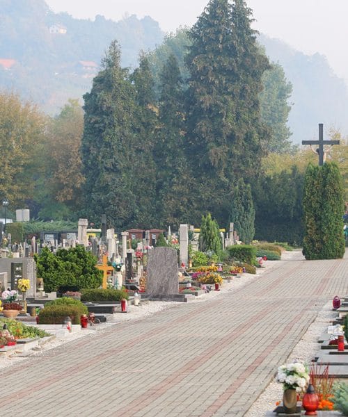 Na pokopališče pred 1. novembrom – kako se izogniti gneči in varneje potovati?