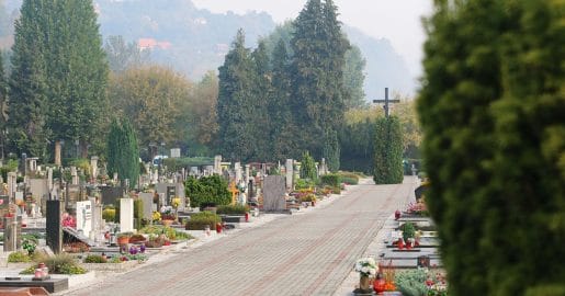 Na pokopališče pred 1. novembrom – kako se izogniti gneči in varneje potovati?