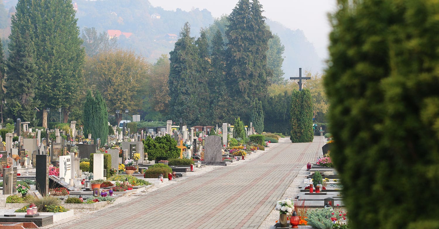 Na pokopališče pred 1. novembrom – kako se izogniti gneči in varneje potovati?