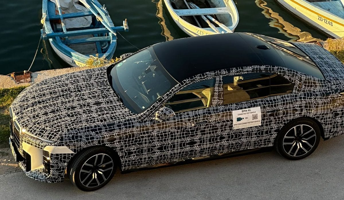 Ob hrvaški obali so fotografirali zamaskiran BMW z nemškimi tablicami. Kaj razkrivajo oznake testnega vozila in ali bi lahko šlo za novi iX7?