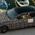Ob hrvaški obali so fotografirali zamaskiran BMW z nemškimi tablicami. Kaj razkrivajo oznake testnega vozila in ali bi lahko šlo za novi iX7?