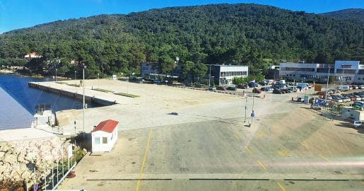 Jadrolinija podaljšala dodatne trajektne povezave med Splitom in Hvarom do 6. novembra