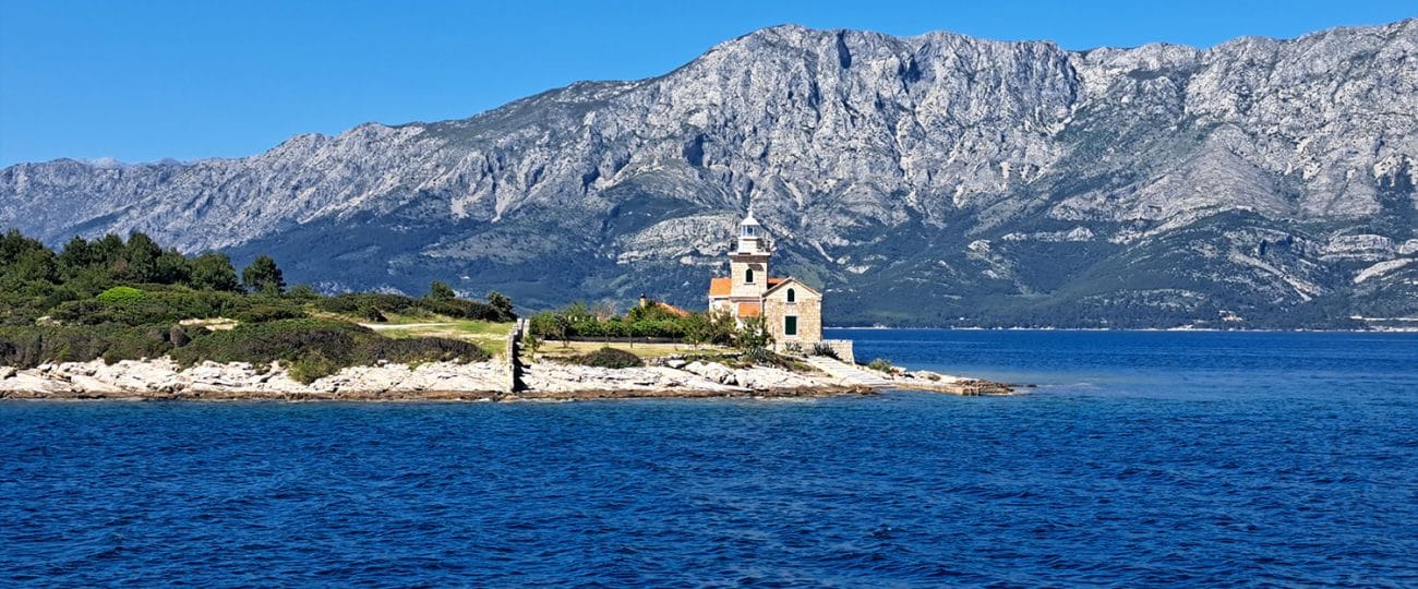 Ste že opazili ta svetilnik na Hvaru? Nekoč so v njem živele družine, danes lahko prespite