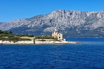 Ste že opazili ta svetilnik na Hvaru? Nekoč so v njem živele družine, danes lahko prespite