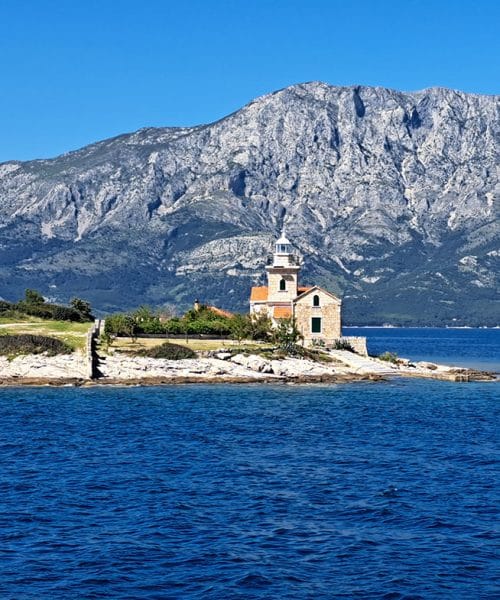 Ste že opazili ta svetilnik na Hvaru? Nekoč so v njem živele družine, danes lahko prespite
