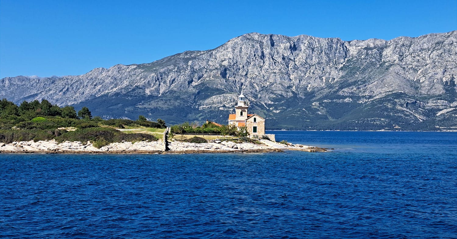 Ste že opazili ta svetilnik na Hvaru? Nekoč so v njem živele družine, danes lahko prespite
