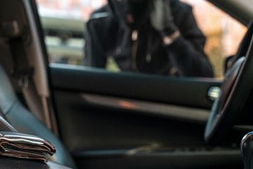 Policisti opozarjajo, da med nabiranjem kostanja in gob nepridipravi vlamljajo v avtomobile