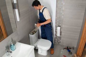 Koliko nas v resnici stane splakovanje WC-ja? Poglejte izračun za en dan, mesec in leto