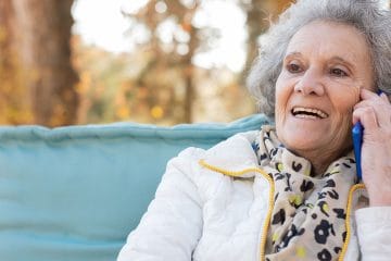 Ko se dnevi skrajšajo, so mnogi starejši več sami: pet načinov, kako ohraniti stike