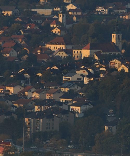 Skoraj tri četrtine Slovencev živi v hišah, koliko prostora imamo v povprečju?