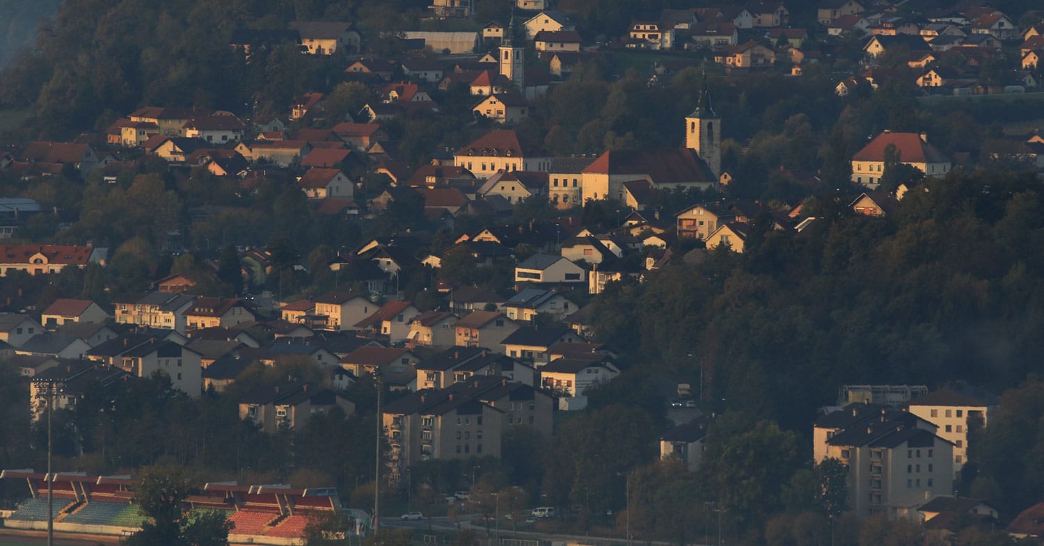 Skoraj tri četrtine Slovencev živi v hišah, koliko prostora imamo v povprečju?